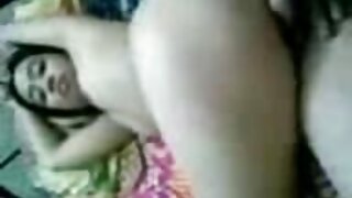 Drska brineta azijska tinejdžerka daje glavu i jebe se u porno slike video autu