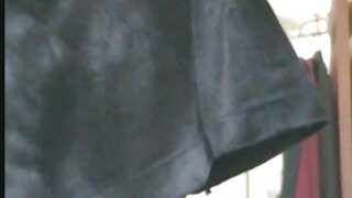 Seksi beba s gavranovskom kosom u crnim čizmama xxx slike od lateksa pohlepno je lizala macu